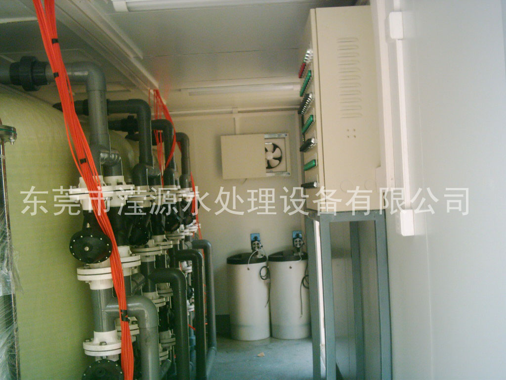 /></p><p>“中國(guó)海監(jiān)3015”船1500噸級(jí)，2012年9月開工建造，2014年1月在廣州交船，3月28日剛剛開回天津?！爸袊?guó)海監(jiān)3015”船是我國(guó)首艘交付使用的省級(jí)較大噸位維權(quán)執(zhí)法專用船。</p><p>“中國(guó)海監(jiān)3015”船不但配備了通導(dǎo)、強(qiáng)聲強(qiáng)光、高壓水炮和光電取證直升機(jī)飛行甲板等優(yōu)秀設(shè)備，具有過硬的海洋環(huán)保執(zhí)法能力，而且本身在設(shè)計(jì)上就十分環(huán)保，從自身杜絕了海洋五大污染源之一的船舶污染。</p><p>&nbsp;&nbsp;&nbsp; 該船較大限度實(shí)現(xiàn)節(jié)能減排，同時(shí)設(shè)置了反滲透海水淡化裝置，每天能提供10噸生活淡水。工作生活污水、廢熱水和垃圾都能夠在船內(nèi)特定設(shè)備上進(jìn)行回收或循環(huán)利用，不會(huì)傾倒污染海水。</p><p>&nbsp;&nbsp;&nbsp; 中國(guó)海監(jiān)天津市總隊(duì)總隊(duì)長(zhǎng)吳樹軍介紹，“中國(guó)海監(jiān)3015”船的正式入列，極大提升本市海洋行政執(zhí)法能力，有效查處違法使用海域、損害海洋環(huán)境和資源、破壞海洋公共設(shè)施等行為。</p><p>&nbsp;&nbsp;&nbsp; “中國(guó)海監(jiān)3015”船由中船重工第701研究所設(shè)計(jì)，2012年9月21日在中船黃埔文沖造船有限公司開工建造。該船總長(zhǎng)88.9米，型寬12.2米，設(shè)計(jì)排水量1750噸，定員50人，續(xù)航力為5000海里，自持力為40晝夜，設(shè)計(jì)航速不小于20節(jié)，并配有直升機(jī)飛行甲板及艦面系統(tǒng)。該船的設(shè)計(jì)和建造綜合考慮了海上執(zhí)法取證、航行安全、海上救助和消防、生活居住等要素，布局合理、外形整體協(xié)調(diào)流暢、功能完備，配置了通導(dǎo)、強(qiáng)聲強(qiáng)光、高壓水炮、光電取證等優(yōu)秀設(shè)備，設(shè)置了直升機(jī)起降平臺(tái)及助降設(shè)備。該船在節(jié)能環(huán)保方面亮點(diǎn)頗多：船上設(shè)置<a href=http://m.cnkeon.com/products/>反滲透海水淡化裝置</a>，每天能提供10噸生活淡水。設(shè)置有兩臺(tái)處理能力3000L/天的<a href=http://m.cnkeon.com/chunshuishebei/>生活污水處理裝置</a>，工作生活污水能得到及時(shí)有效地處理。通過冷卻水廢熱供熱單元、多功能換熱單元和熱水/電輔雙熱源熱水爐實(shí)現(xiàn)廢熱水可循回利用。</p><p>&nbsp;</p></div>
						<div   id=